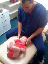 aggiustamento manipolazione chiropratica neonato